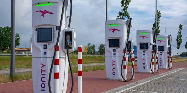 charging station UK 750x375 - £1.6 billion for 300,000 EVs charging stations across UK by 2030