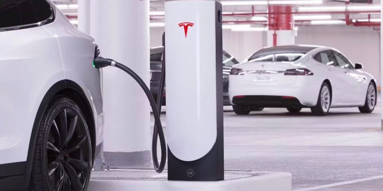 Tesla build first Supercharger V4 station with solar panel in Arizona
