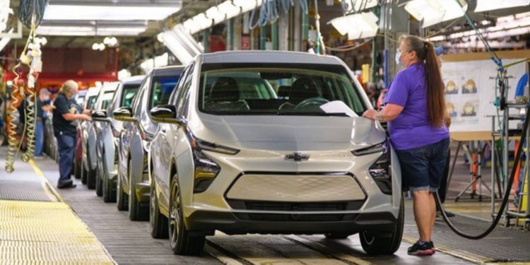 chevrolet bolt ev production 750x375 - General Motors Faces Disruption Risk from UAW Strike Amidst Electric Vehicle Focus