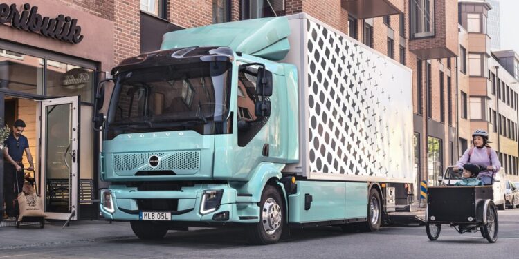 volvo trucks fl electric e lkw electric truck modelljahr 2023 02 min 1400x933 1 750x375 - Volvo Trucks Unveils Updated Electric FL and FE Models with Enhanced Features