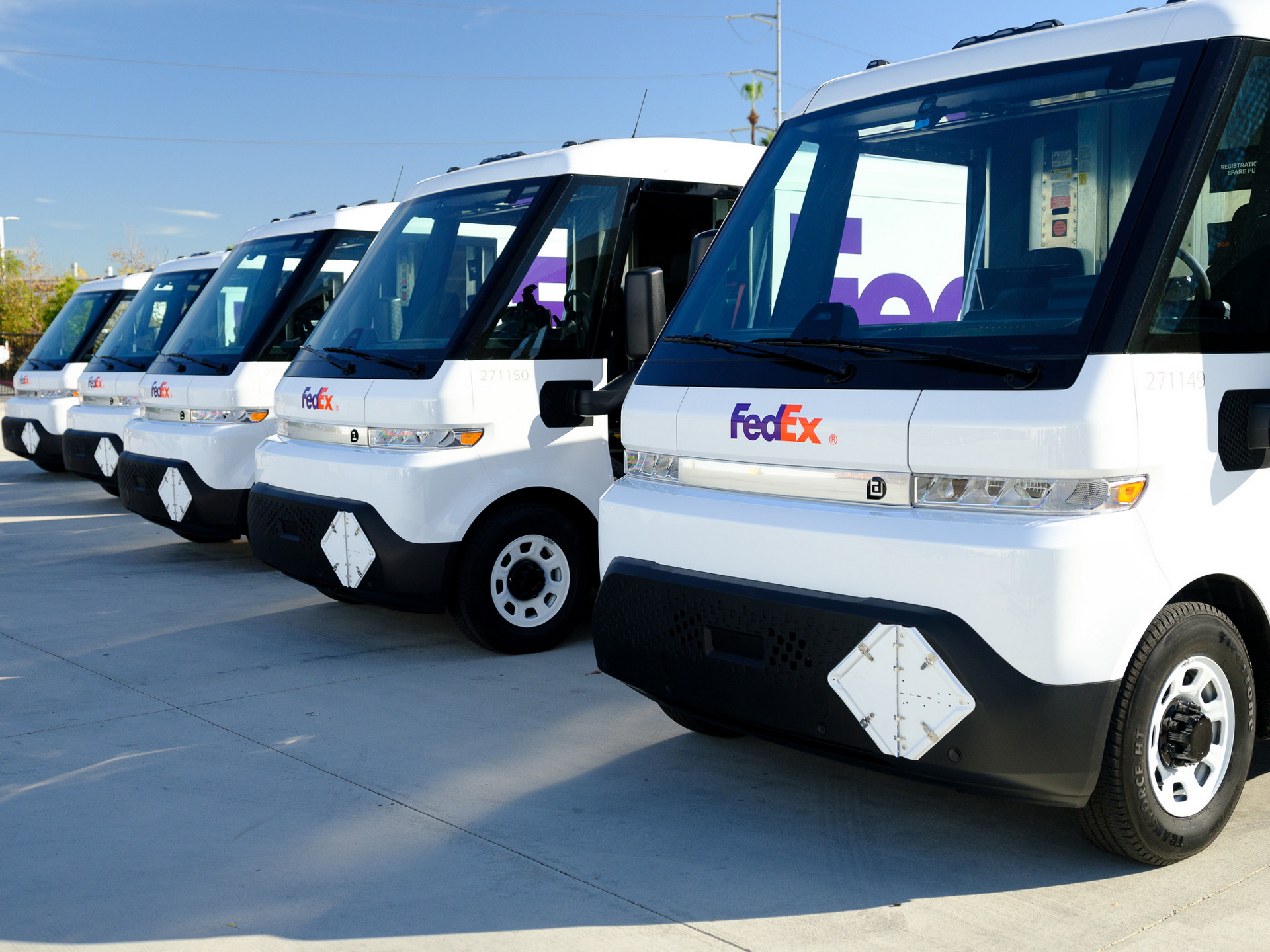 Line up BrightDrop EV600 - FedEX Uses BrightDrop EV600 Electric Van As Its Delivery Fleet