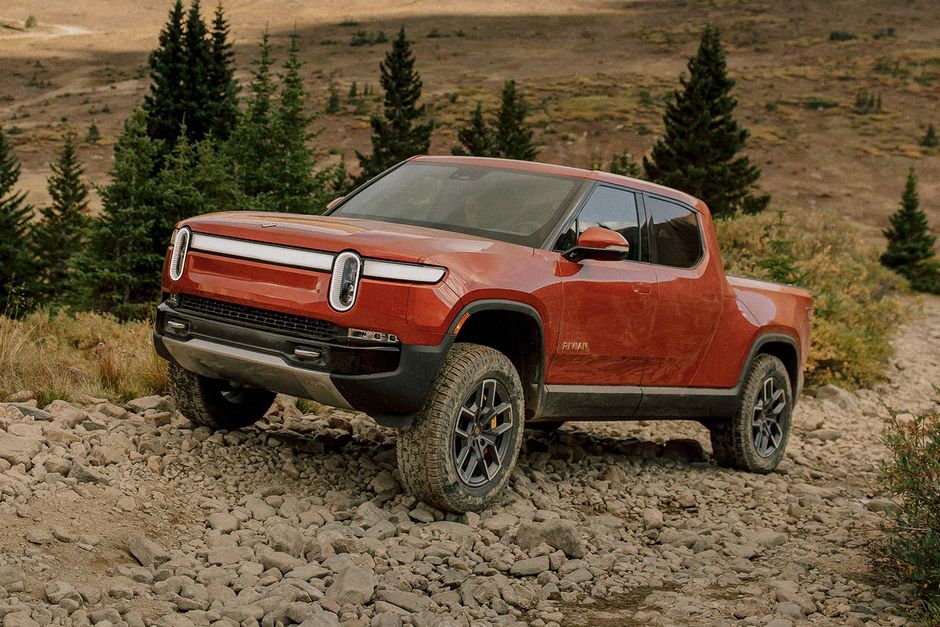 Rivian R1T - Rivian R1T Overcomes Off-Road Obstacle with Trail Fix