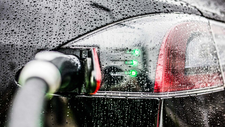 Safe Caring for Electric Cars when its Raining - Safe Caring for Electric Cars when it's Raining