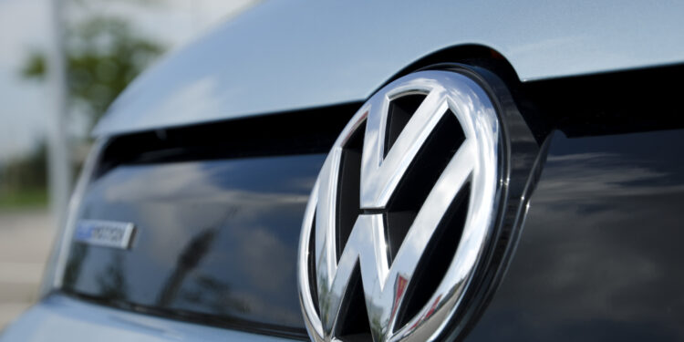 Volkswagen emblem 750x375 - Volkswagen cooperates with Bosch to create  joint venture battery factory in Europe