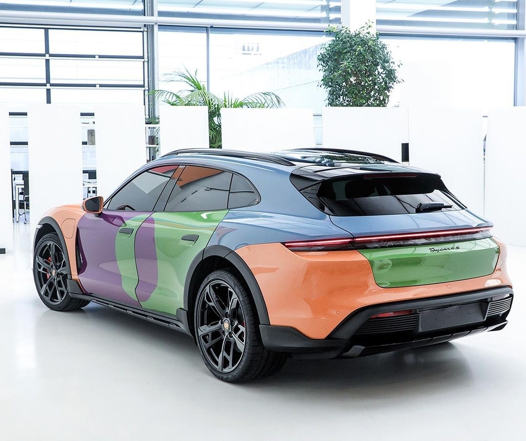 Taycan 4S Cross Turismo electric vehicle 2 - Porsche collaborates with Sean Wotherspoon for the Taycan 4S Cross Turismo electric vehicle