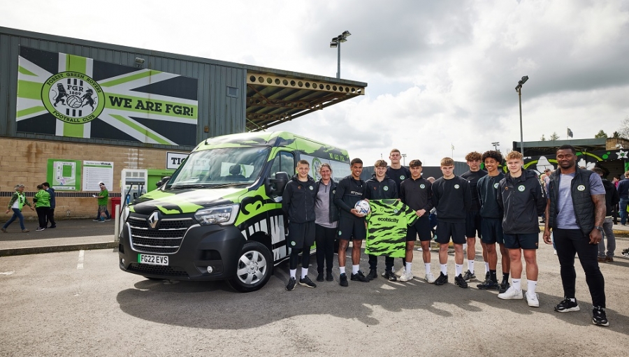 Renault Master E Tech 1 - Renault Master E-Tech Becomes the Official Minibus of the English Football Club