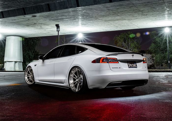 Tesla Model S sporty minimalist 2 - This Tesla Model S comes with a sporty minimalist modification