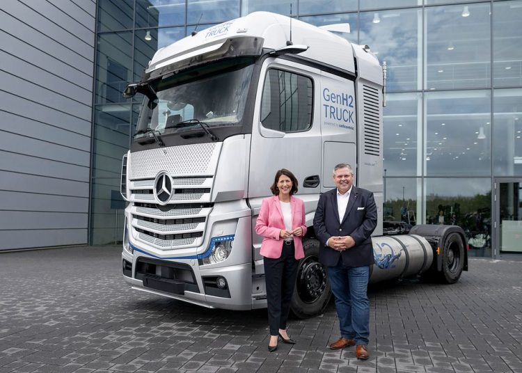 Daimler Truck Testing New Fuel-cell Truck Prototype With Liquid ...