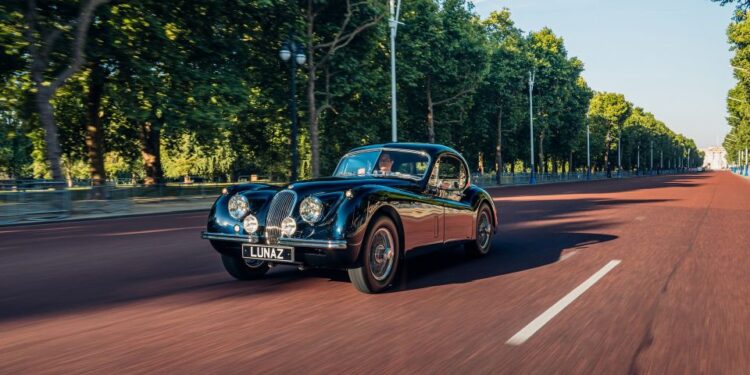 Lunaz XK120 2 750x375 - This all-electric 1952 Jaguar XK120 by Lunaz uses recycled ocean garbage for interior
