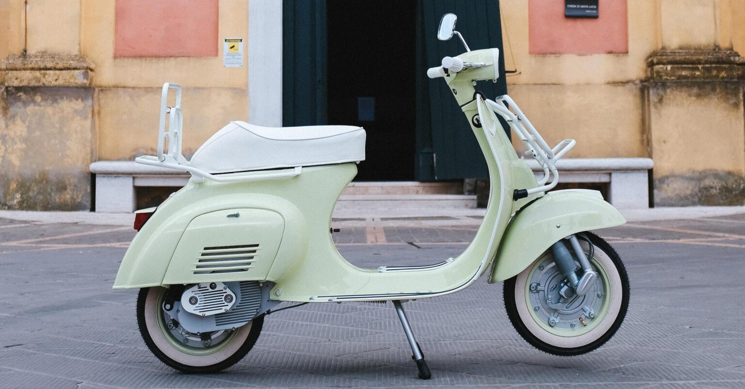 Vespa 50 Special-E Custom : beautiful retro scooter with electric powertrain