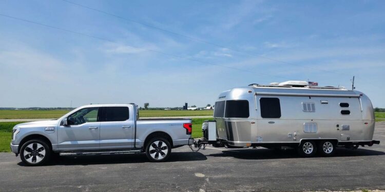 ford f 150 lightning towing airstream 750x375 - Ford F-150 Lightning owner shares about towing data and range effects