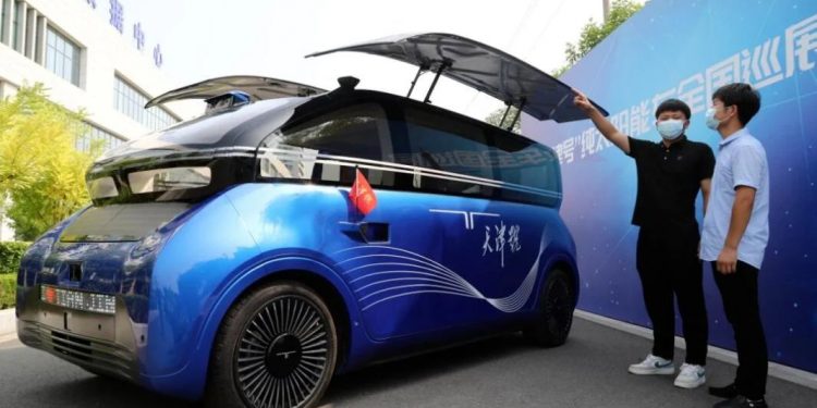 Chinese Team developed an electric vehicle that uses solely solar energy to drive