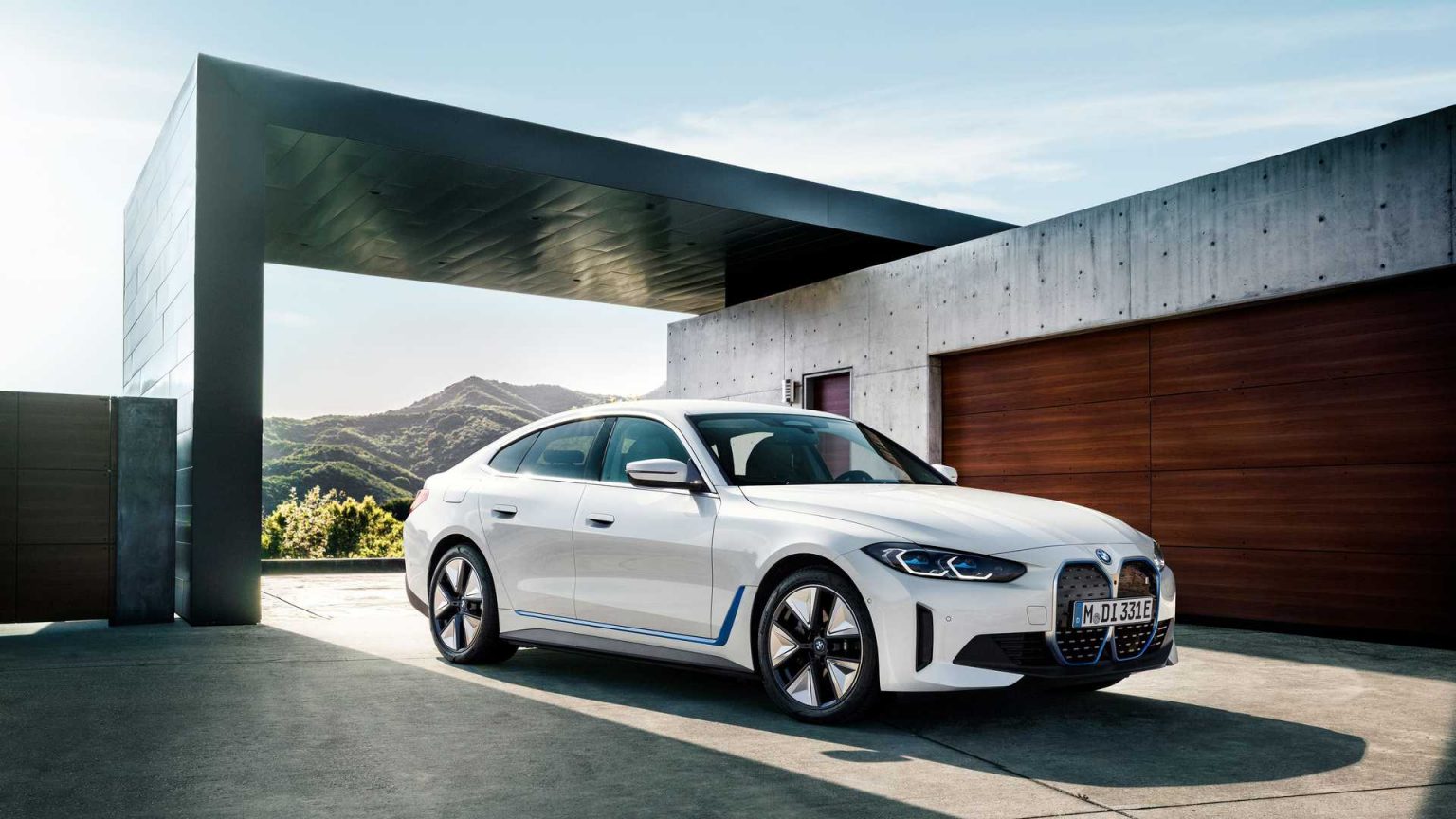 BMW introduces i4 eDrive35 with 70.2 kWh battery pack, starting at US$ 52,395