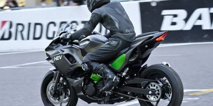 Kawasaki's electric and hybrid motorcycles debut at the Suzuka Circuit
