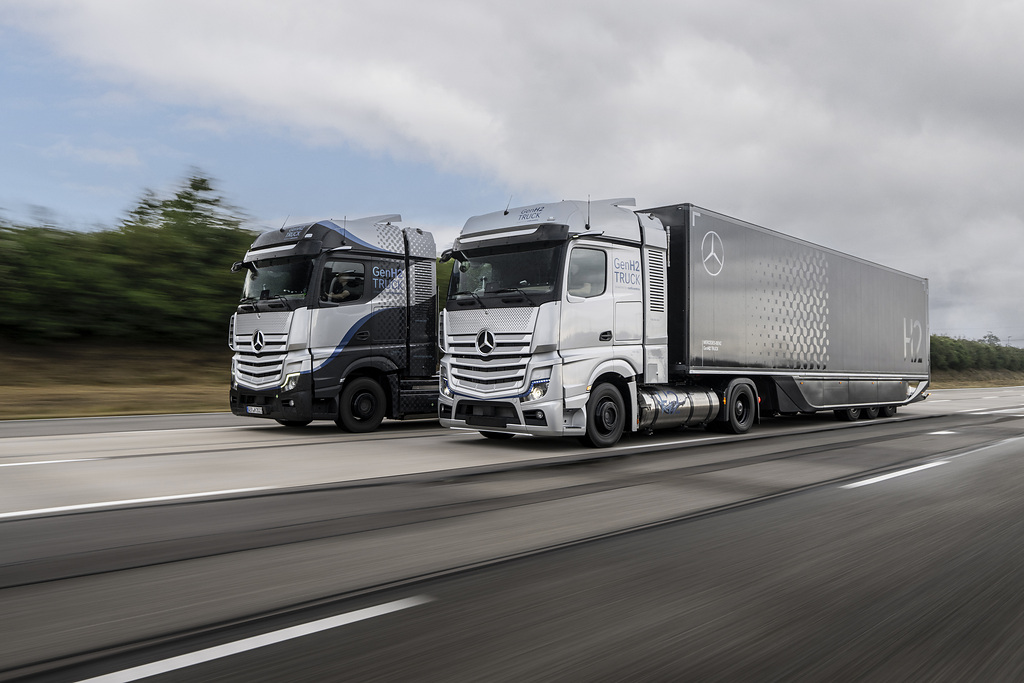 Daimler Truck introduces a hydrogen-fueled GenH2 truck