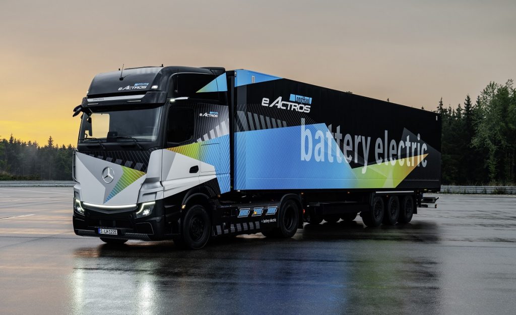 Daimler releases Mercedes Benz eActros LongHaul electric truck, range up to 500 Km on a single charge Daimler releases Mercedes Benz eActros LongHaul electric truck, range up to 500 Km on a single charge