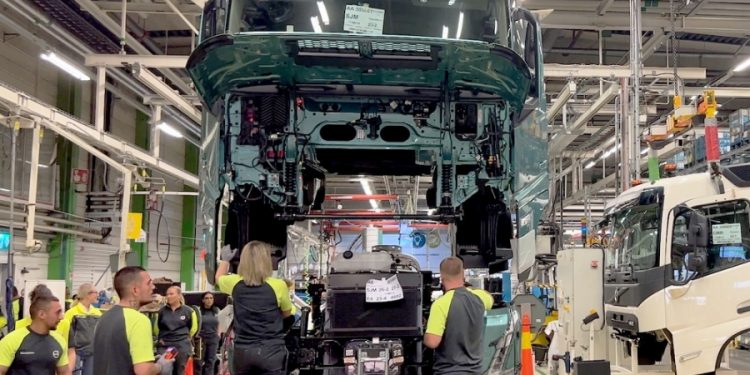 Volvo begins production of 3 electric trucks representing about two thirds of the companys sales 1 750x375 - Volvo begins production of 3 electric trucks, representing about two-thirds of the company's sales