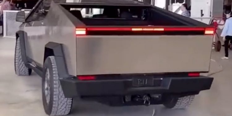 Tesla Cybertruck just spotted with rear fascia and its new taillight cluster 750x375 - Tesla Cybertruck just spotted with rear fascia and its new taillight cluster