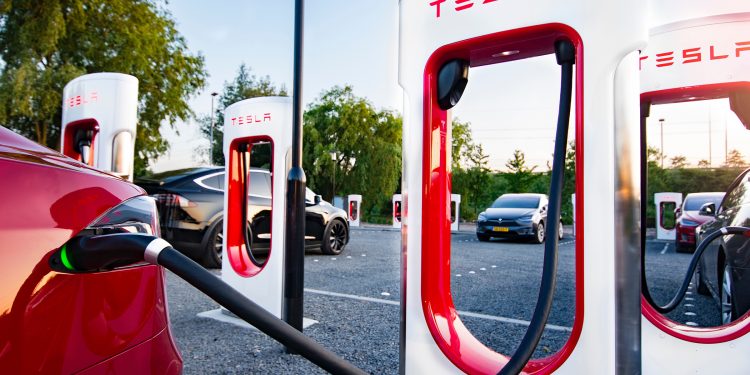 Tesla Supercharging installed in 30 European countries 750x375 - Tesla software update 2022.40.1 increases fast charging efficiency and adds others features