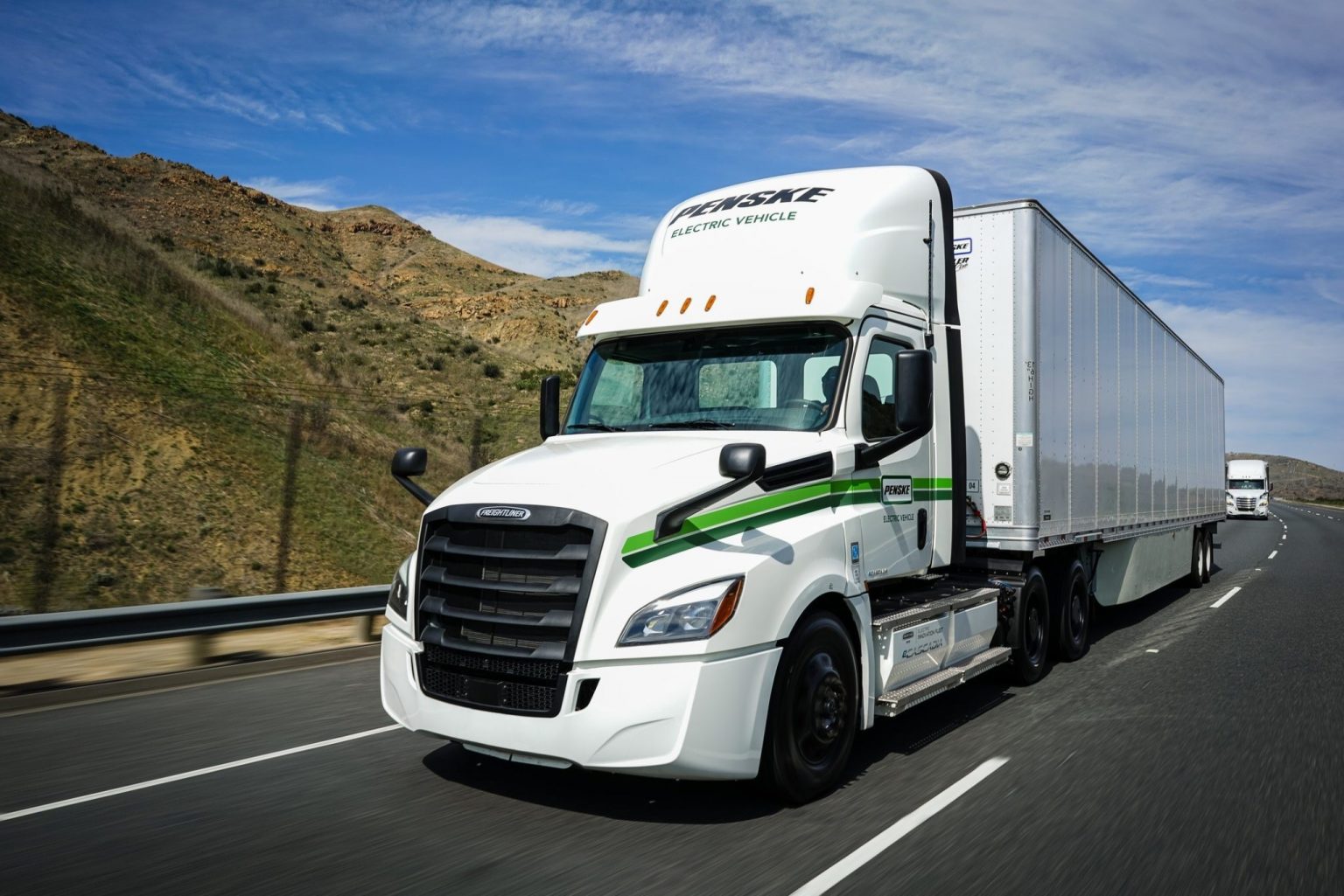 Daimler starts customer deliveries of Freightliner eCascadia all-electric semi-truck