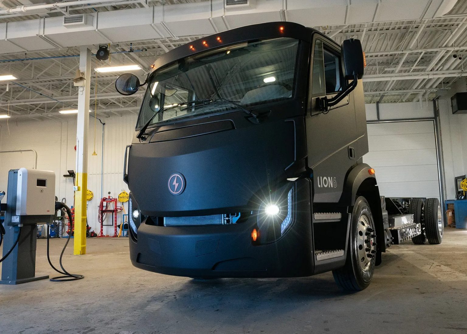 Lion Electric celebrates signing of global MOU to accelerate the adoption zero-emission commercial vehicle