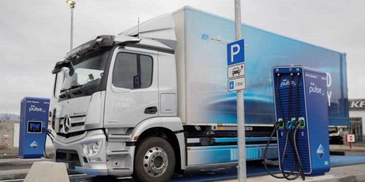 BP Pulse Commercial Vehicle Charging 750x375 - bp pulse Launches Europe's First Charging Corridor for Medium- and Heavy-Duty Electric Trucks In Europe