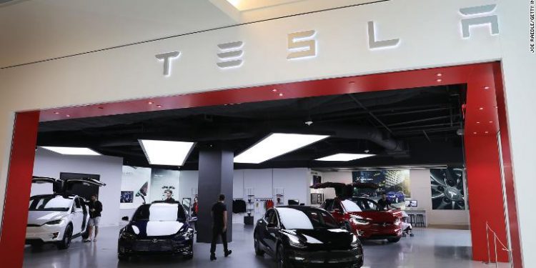 China tesla dealer 750x375 - Tesla Will Not Compensate Buyers Who Protested Recent Price Cuts in China