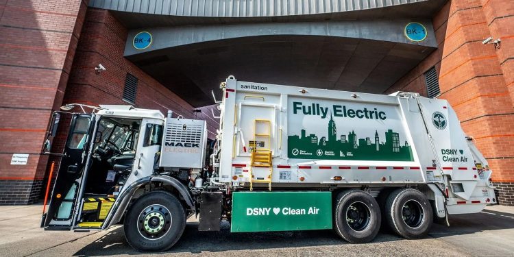 DSNY electric garbage trucks 750x375 - New York City will spend $10.1 million to buy 925 electric vehicles and install 315 new EV chargers