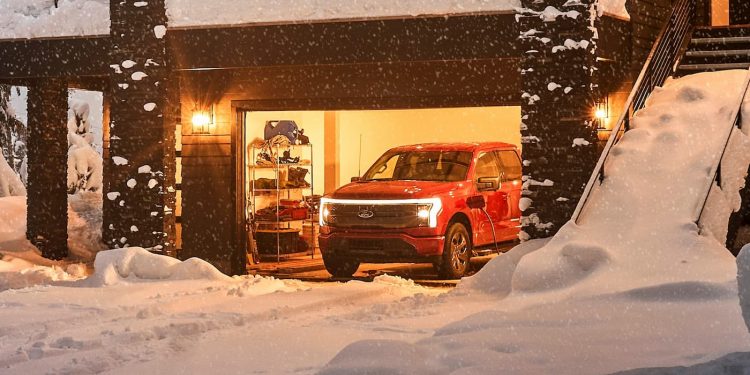 Ford lightning powers home winter 750x375 - Ford F-150 Lightning Keeps Lights On During Power Outage in Canada