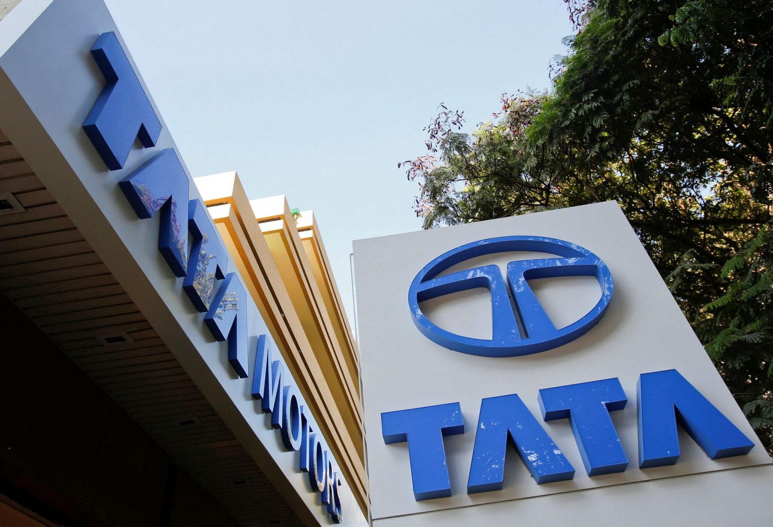 Tata Group Considering Building Battery Cell Factories in Europe for Jaguar Land Rover Subsidiary