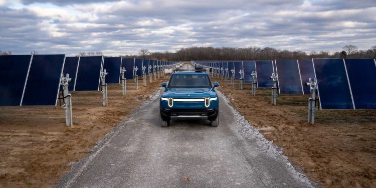 rivian opens its first solar powered ev chargers in tennessee 750x375 - Rivian and Clearloop Partner to Unveil Carbon-Free EV Charging Station in Tennessee