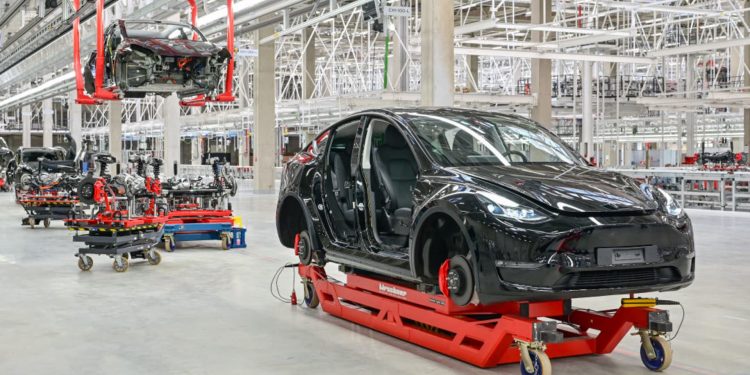 tesla manufacture 750x375 - Tesla Implements Automated Quality Control System at Fremont Factory