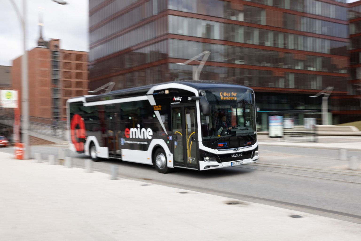VHH places record-breaking order of up to 350 electric buses from MAN Truck & Bus and Daimler Buses