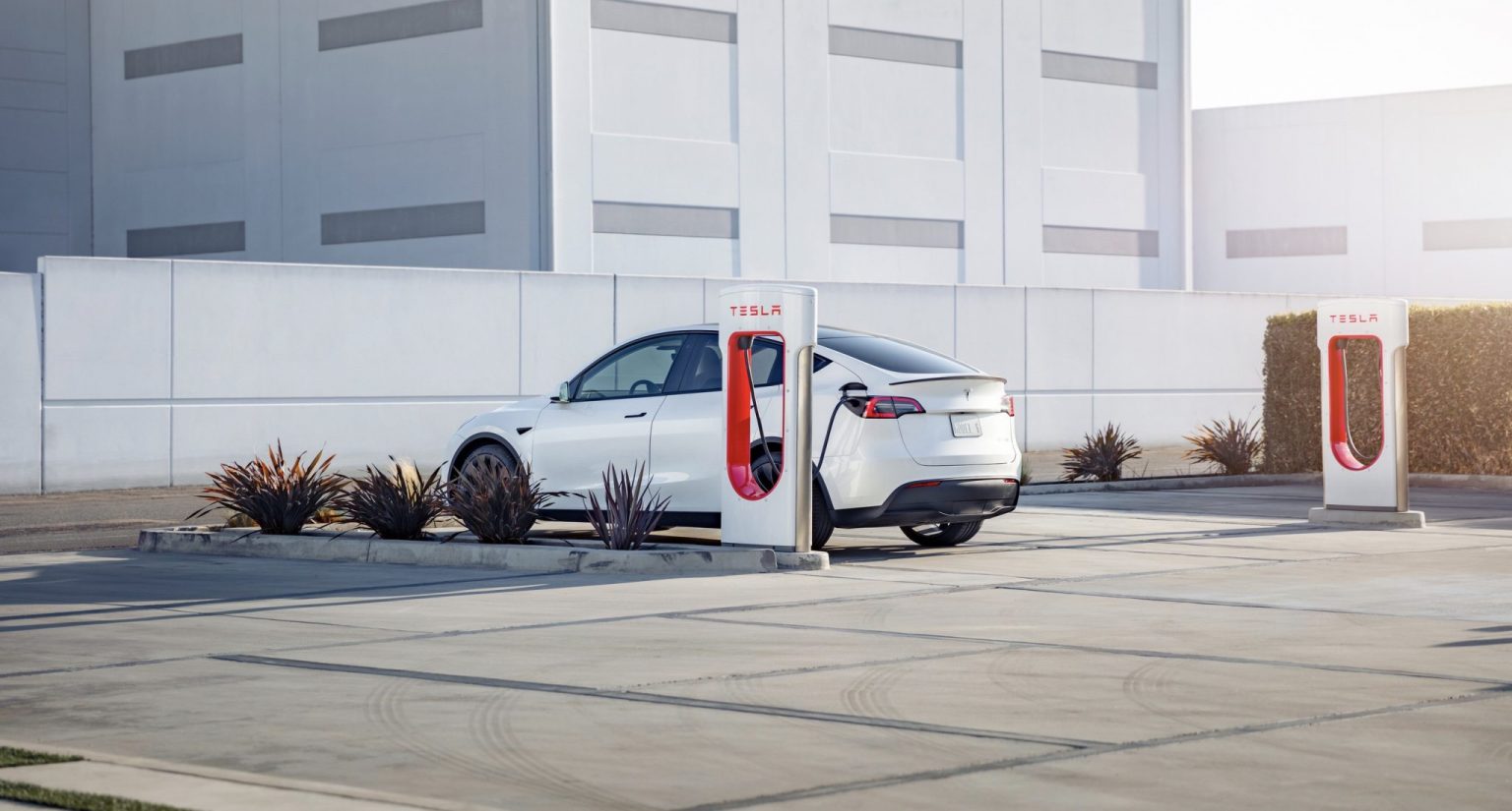 Tesla Continues Layoffs, Including Senior Executives and Supercharging Team