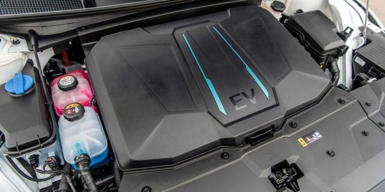 hyundai ioniq frunk plastic lid and 12 volt battery 750x375 - Hyundai Identifies Reasons for Ioniq 5's 12V Battery Discharge and Discloses Solutions