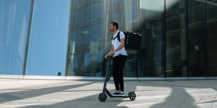 Paris Electric Scooter 750x375 - Parisians Overwhelmingly Vote to Ban Rental Electric Scooters in Low-Turnout Referendum