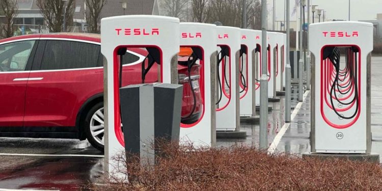 Tesla Supercharging 750x375 - Ford Partners with Tesla to Access Tesla's Network of 12,000 Superchargers in North America