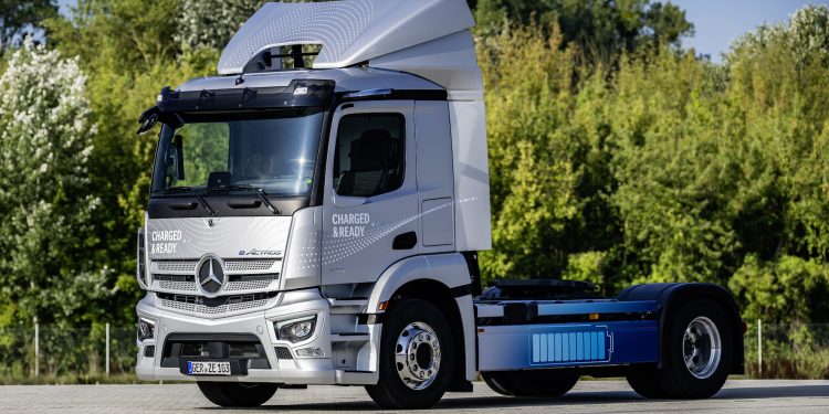 eActros 300 Tractor 750x375 - Mercedes-Benz eActros 300 Tractor Completes 3,000 km Road Endurance Trial en Route to Series Production