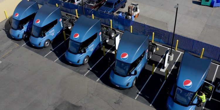 Pepsi Tesla Semi Electric Truck 750x375 - PepsiCo's Tesla Semis Cover 1,600 Miles in Under 48 Hours with Encouraging Range and Charging Results