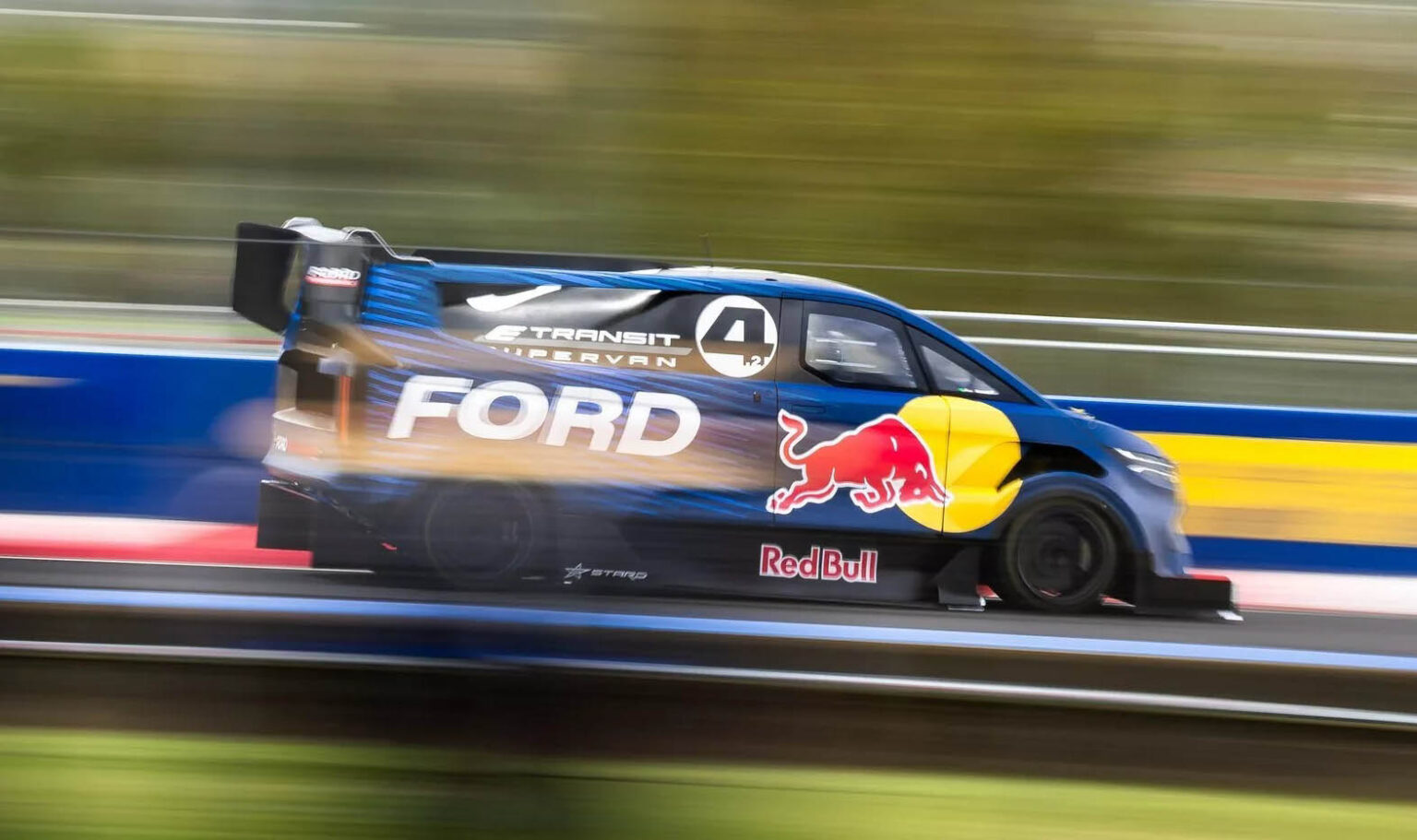 Ford’s SuperVan 4.2 Shatters Lap Record at Mount Panorama