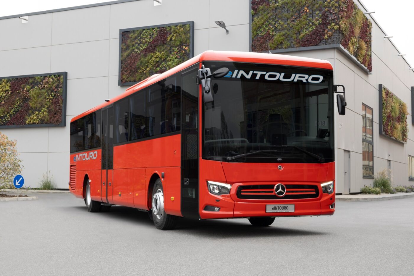 Daimler Buses Unveils First Battery Electric Intercity Bus The Eintouro