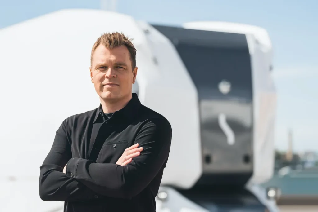 Einride Founder Robert Falck Steps Down as CEO, CFO Roozbeh Charli Takes Over Robert Falck