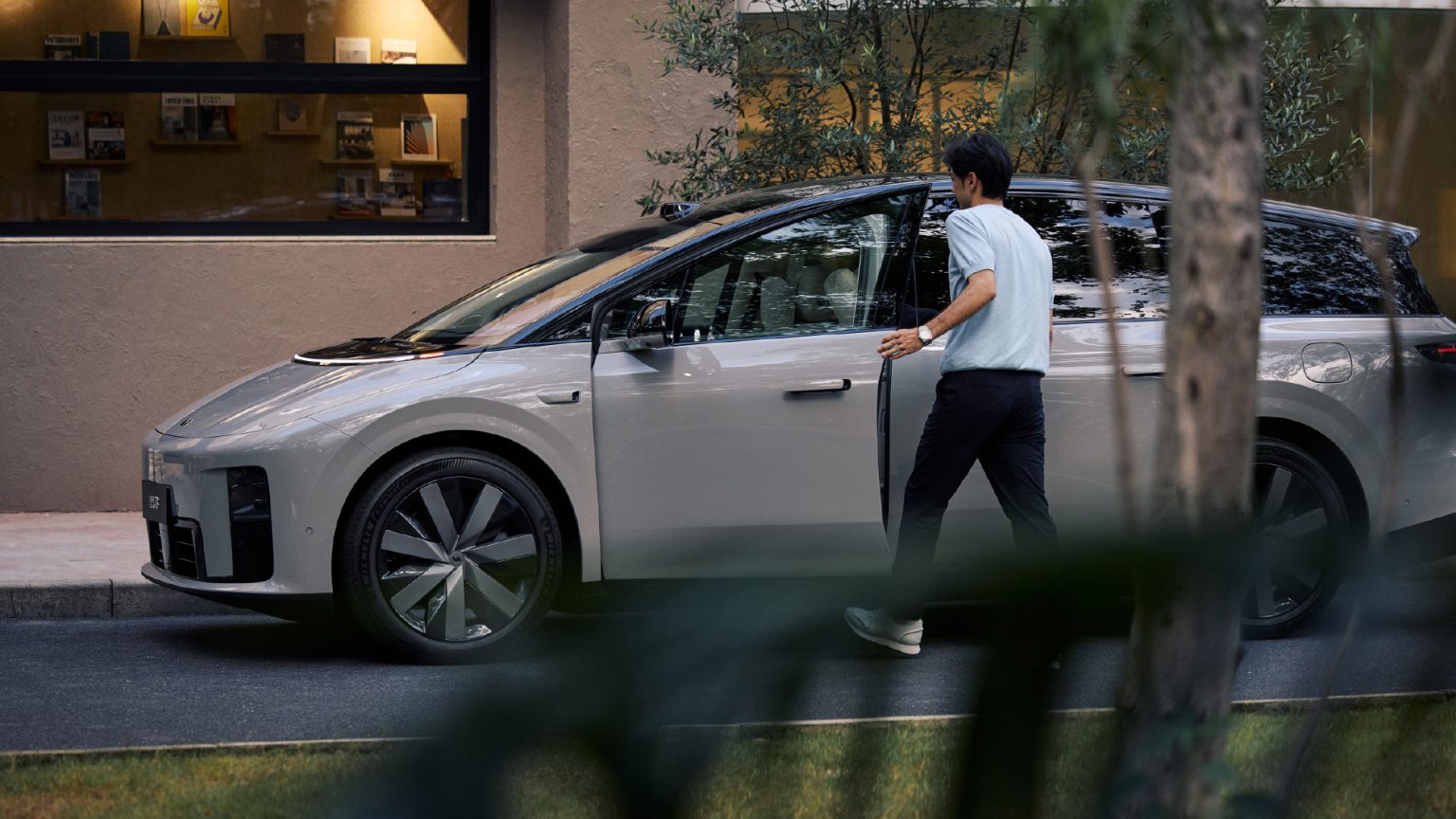Li Auto Begins Presales of i8 Electric SUV in China, Targets August Deliveries Li i8