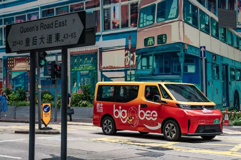 Farizon Launches Two All-Electric SV Van Variants with 1,000-Unit Taxi Order