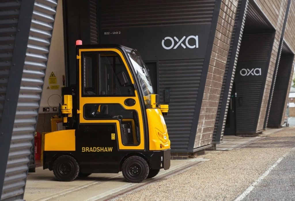 Bradshaw, Oxa Launch Autonomous T800 Tow Tractor for Industrial Logistics
