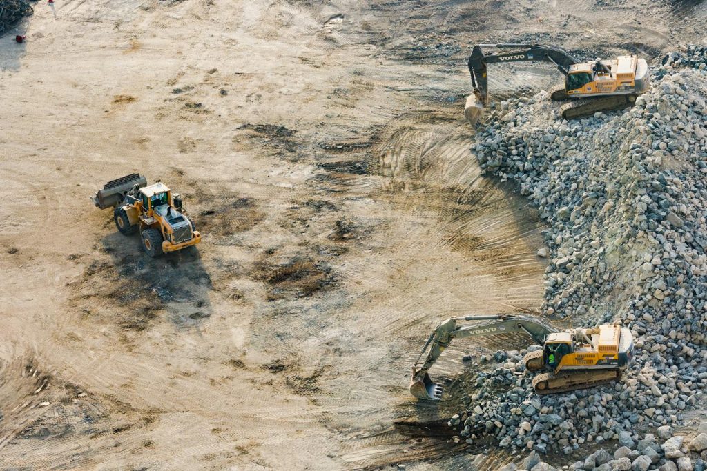 CharIN Reports Progress on Megawatt Charging Standards Across Mining, Maritime and Emerging Aviation Sectors Aerial shot of heavy machinery working on a construction site in Dubai.