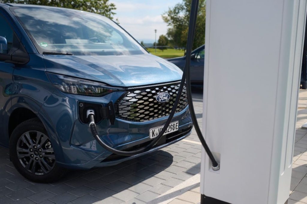 Ford Upgrades E-Transit Custom Battery to 70 kWh, Boosts Range and Charging Speed