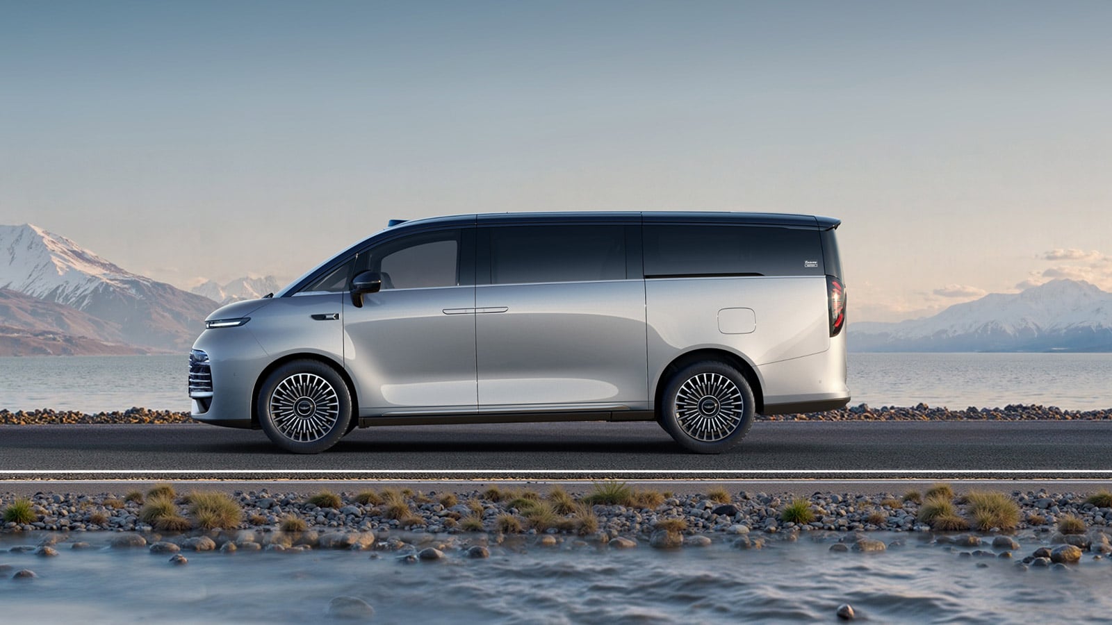 Geely Galaxy V900 extended-range MPV