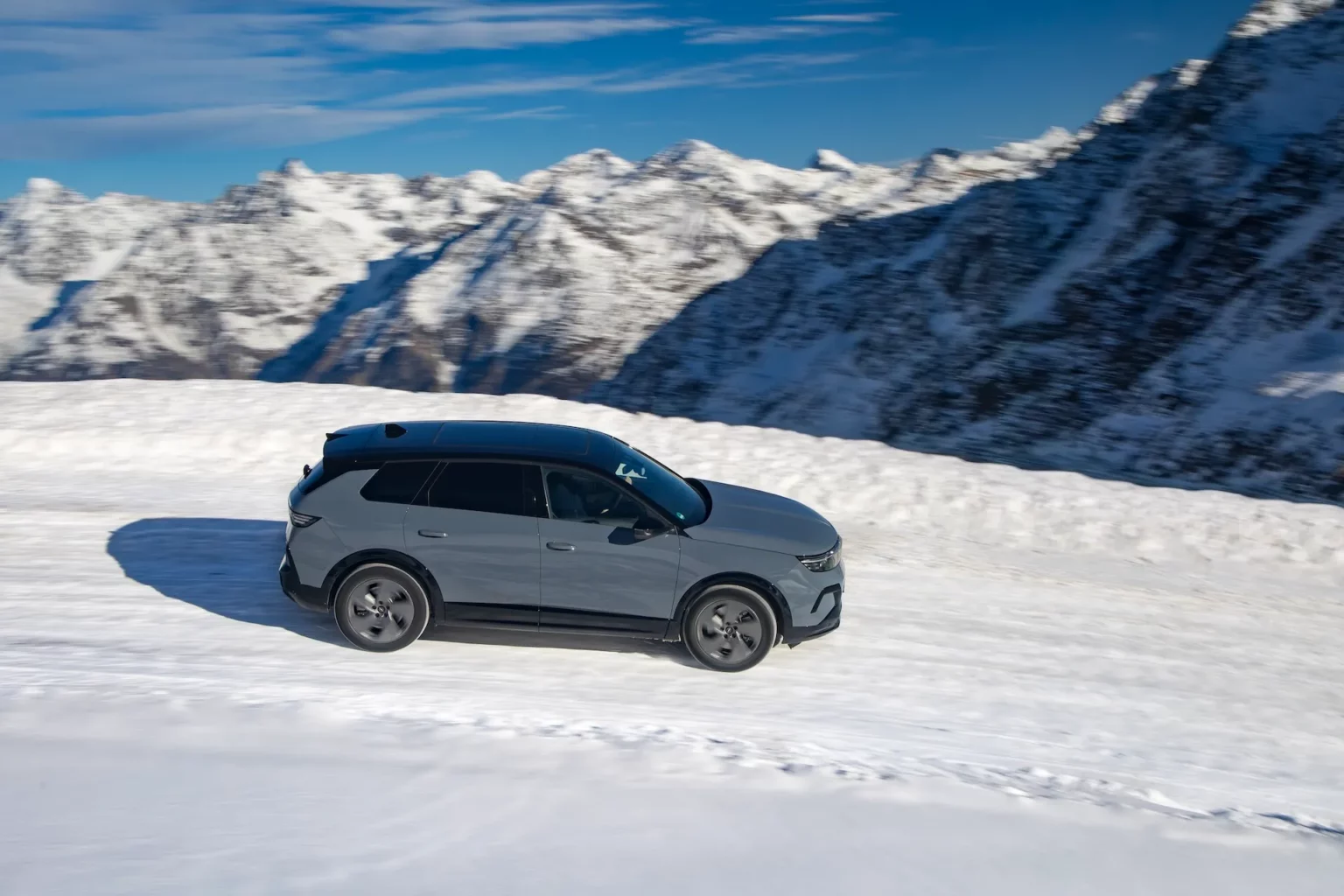 Opel Unveils Grandland Electric AWD With Dual Motors and 502 km Range