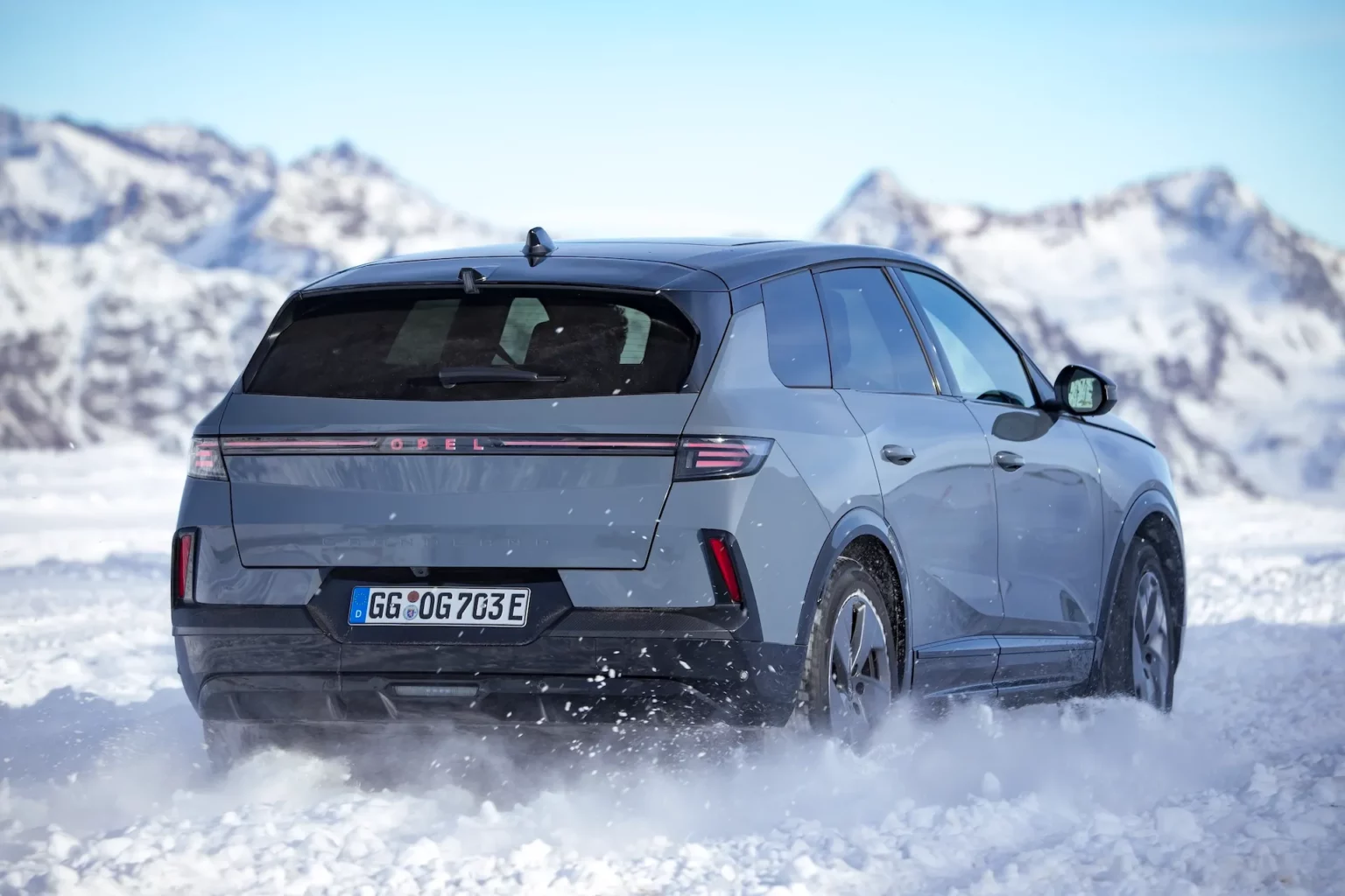 Opel Unveils Grandland Electric AWD With Dual Motors and 502 km Range
